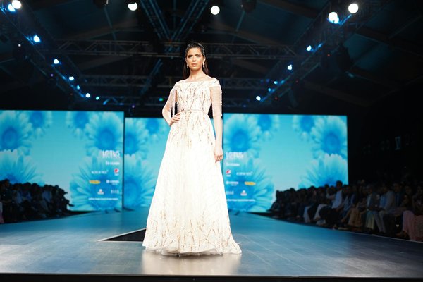 Quel est le meilleur moyen de porter des vêtements transparents avec élégance?