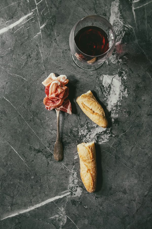 Comment assortir des bijoux colorés à une tenue monochrome sans surcharger?